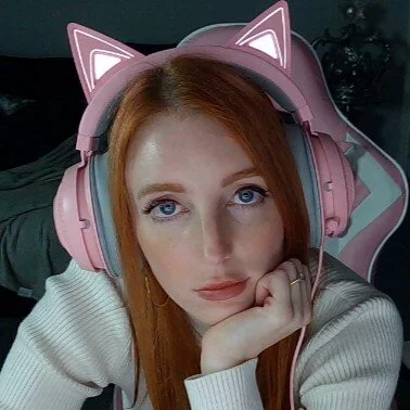 Red_firesquirt live cam profile