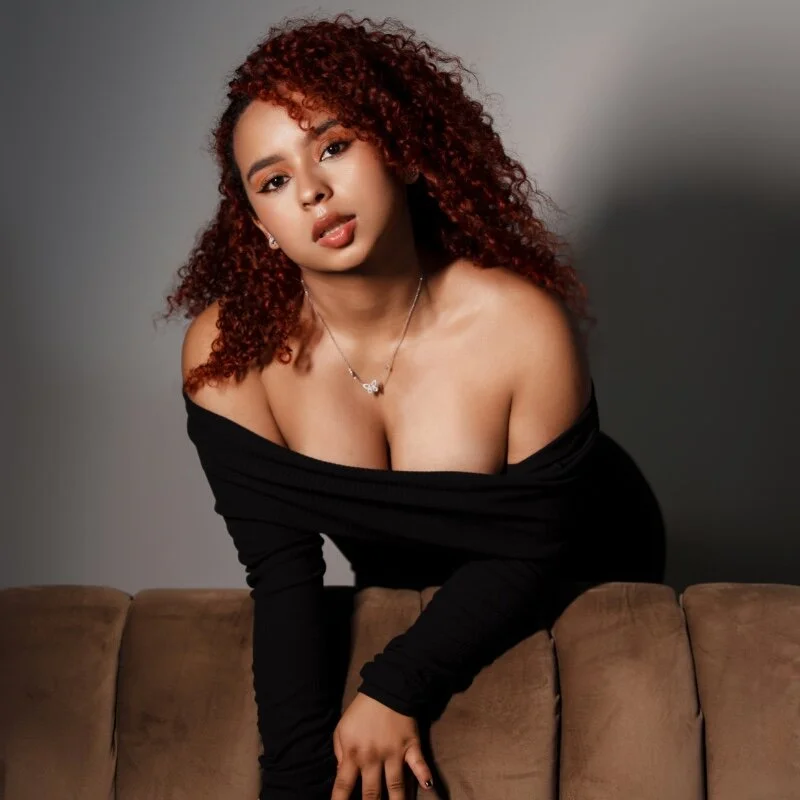 lara_curly Stripchat profile image