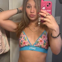 tinykissesxx's Profile Pic