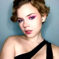 TrishOkamoto Φωτ, Προφίλ