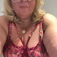 MoistCurveyChanel webcam