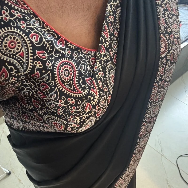 man_in_saree profile photo