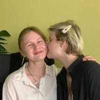 LucettaAyres Φωτ, Προφίλ