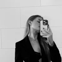 Slika avatara modela Caroline_054