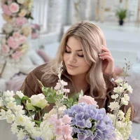 EllaCurline Φω τ, Προφίλ