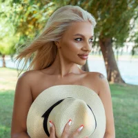 DesirableAdeline 的個人資料圖片