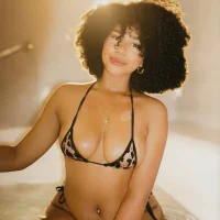 Hilaryebony_'s Avatar Photo