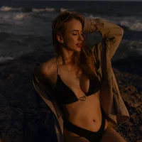 Dora_Banks Adlı Modelin Avatarı