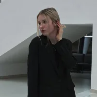 LilyMilIer Φωτ, Προφίλ
