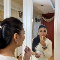 AlinaVicki Φωτ, Προφίλ