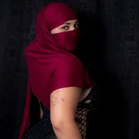 _Daniaa Φωτ, Προφίλ