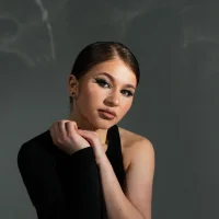 YoursGirlAlice's Avatar Pic