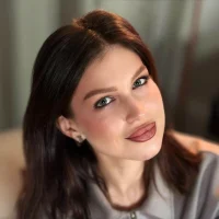 KristiClar Φωτ, Προφίλ