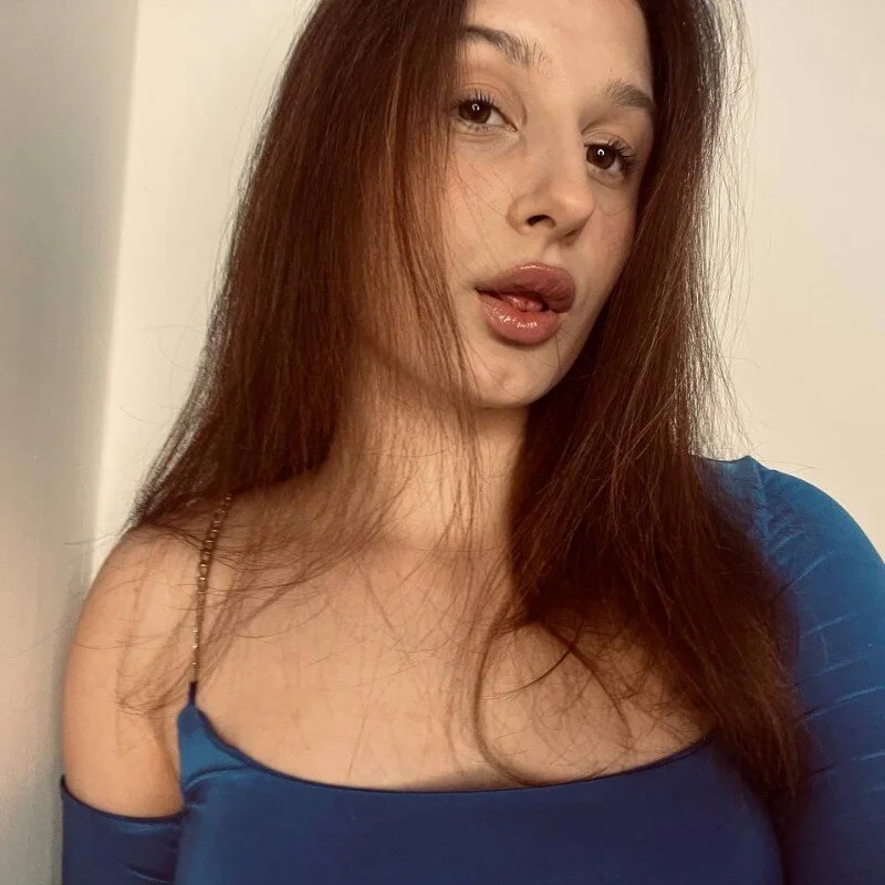 VikVikLove Stripchat profile image