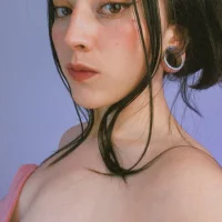 QueenLia Φωτ, Προφίλ