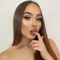 Elissluvv Adlı Modelin Avatarı