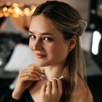 DeboraLarson's Avatar Pic