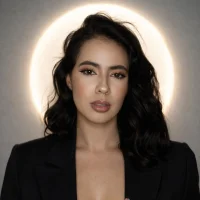 Sienna-Gold Adlı Modelin Avatarı