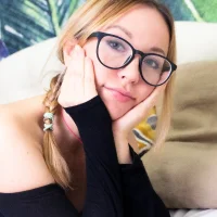 LauraFanning Φωτ, Προφίλ