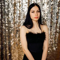 ElviaBelow Φωτ, Προφίλ