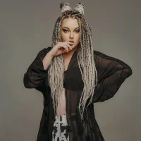 HelenRules Φωτ, Προφίλ