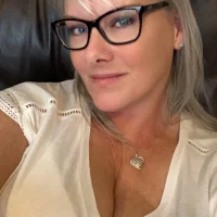Mature-Curvy-CateX's Offline Chat Room