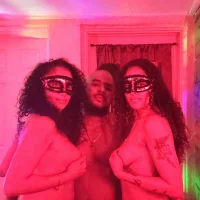 รูปโปรไฟล์ของ LoveTriangle