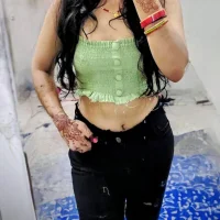 Aahanaaa Φωτ, Προφίλ