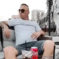 Strawboyy Φωτ, Προφίλ
