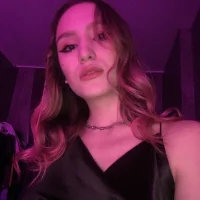 NewtonSophie Φωτ, Προφίλ