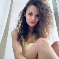 Gambar Profil Emili_model