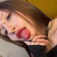 RiotVee, вебкам-модель Stripchat
