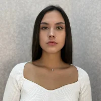 ElviaCreighton Φωτ, Προφίλ