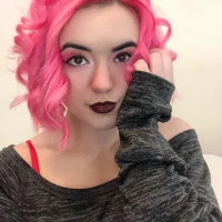 صورة الملف الشخصي لـ EllieWhite