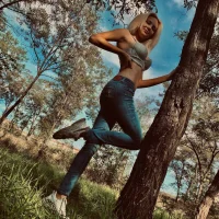 Angel_Amina Φωτ, Προφίλ