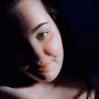 Bigqueen_98 Φω τ, Προφίλ