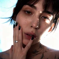 deftonesnut Φω τ, Προφίλ