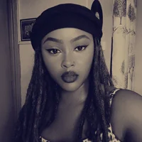 Charlote_e's Profile Pic