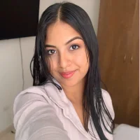 Julii's Profile Pic