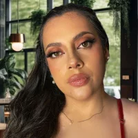 Angela_britt Φωτ, Προφίλ