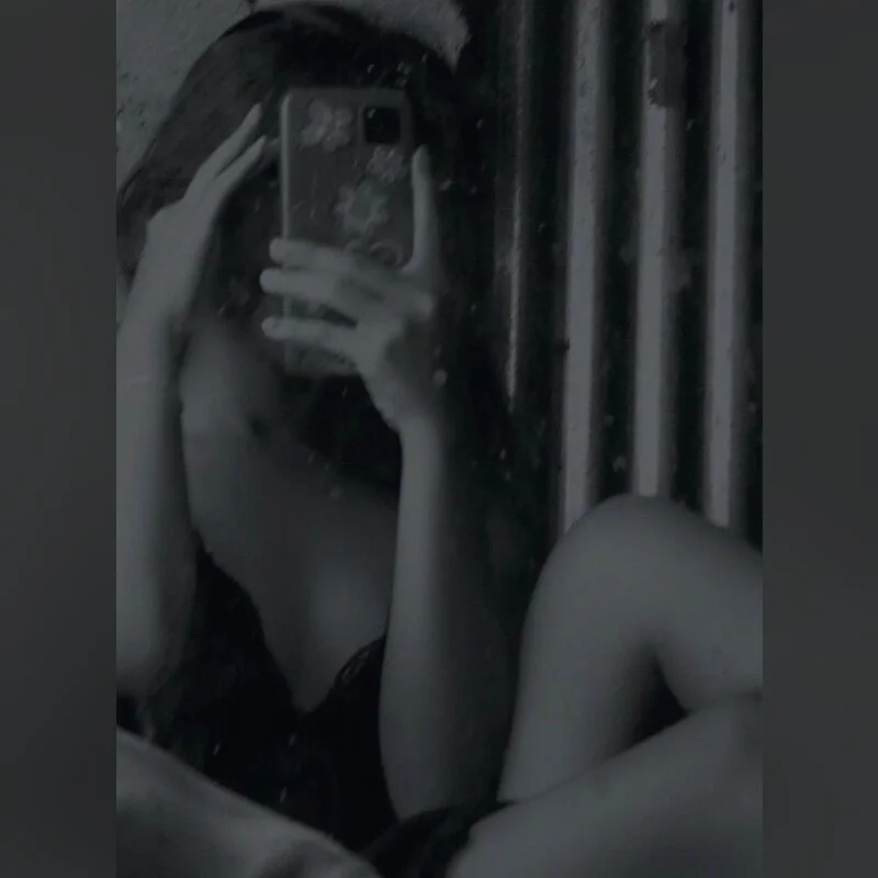 lola-__