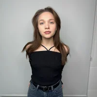 ElviaCroston Φωτ, Προφίλ