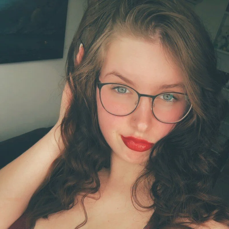YoungLeni18 profile photo