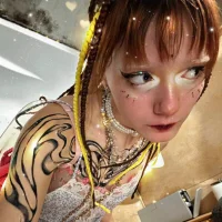 sarawhisperr élő XXX-chatje