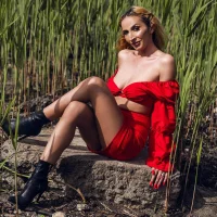 AlexaBarnes' Avatar Pic