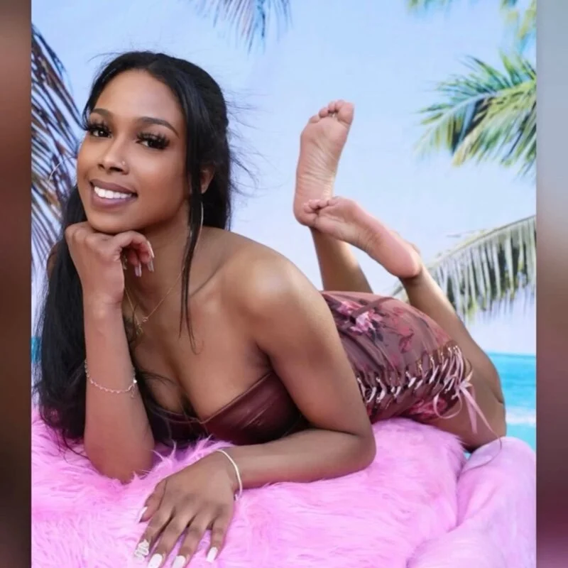 mismialove's nudes and profile