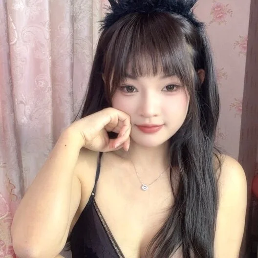 love-yiyi Stripchat profile image