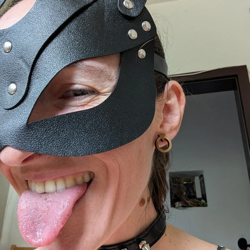 Hairy_horny_mommy
