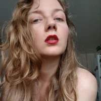 Elly_Helly's Profile Pic