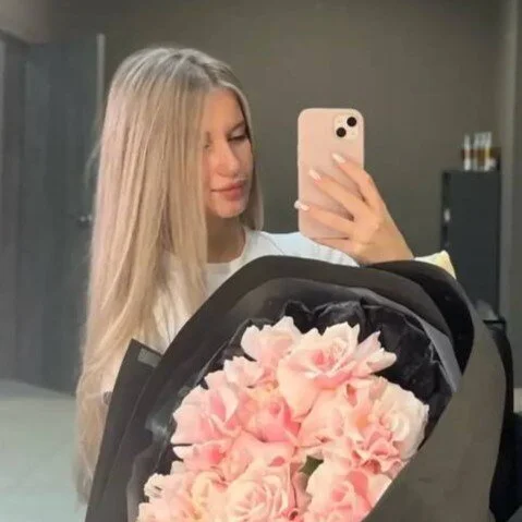 downyglowq profile photo